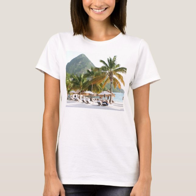 Camiseta Camas de Sun em uma praia perto dos Pitons em St (Frente)