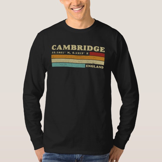Camiseta Cambridge England City Retro Longitude Latitude (Frente)