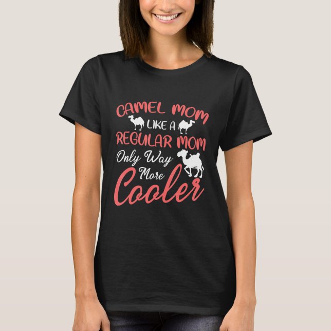 Camiseta Camel Mãe Como Uma Mãe Normal Só Muito Mais Fria (Frente)