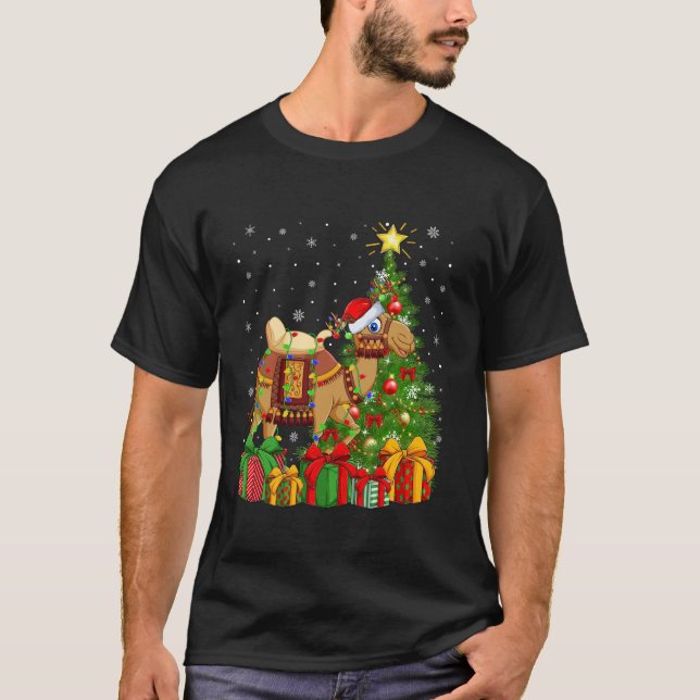 Camiseta Camel Xmas Tree Lighting Santa Hat Camel Natal (Frente)