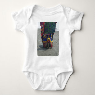 Camiseta Camelo nos dedos dos pés.png
