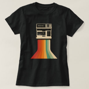 Camiseta Câmera Retro com Impressão de Arco-Íris