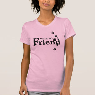 Camiseta Caminhada com um Tshirt do rosa do amigo