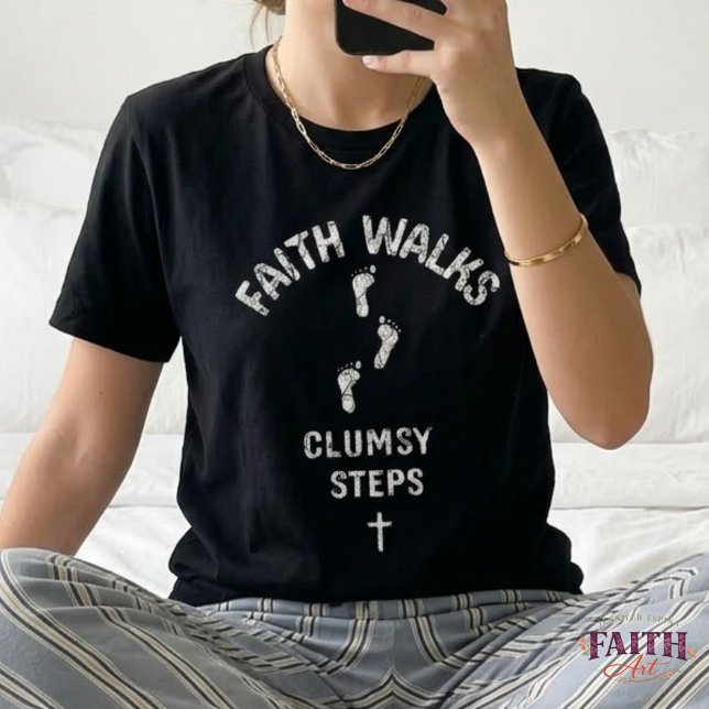 Camiseta Caminhada de Fé, Passos Desajeitados – Pegada Cris (Criador carregado)