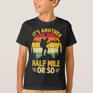 Camiseta Caminhada engraçada acampando mais meia milha ou c
