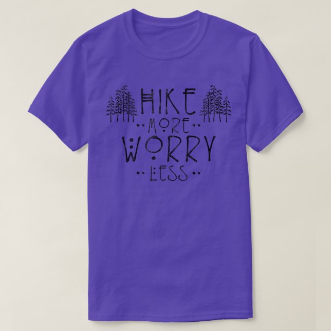 Camiseta Caminhando Com Mulheres Se Preocupa Menos Acampand (Frente do Design)