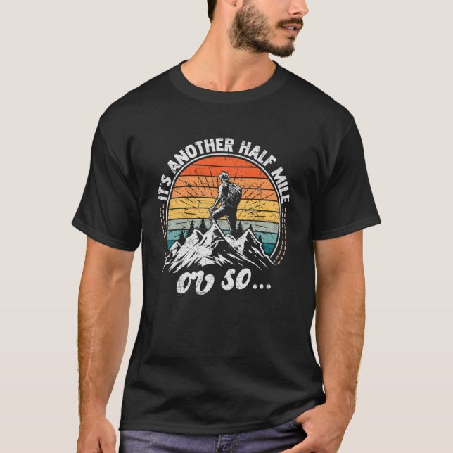 Camiseta Caminhando Design com uma citação engraçada, é out (Frente)