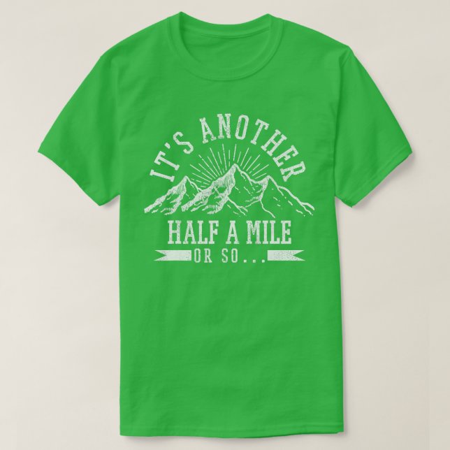 Camiseta Caminhando Mais Meia Milha Ou Hiker Gi Engraçado (Frente do Design)