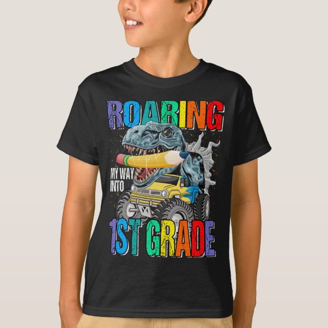 Camiseta Caminhando Para Um Caminhão De Monstro Da rua (Frente)