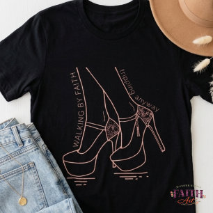 Camiseta Caminhando pela Fé, Tropeçando de Qualquer Jeito –