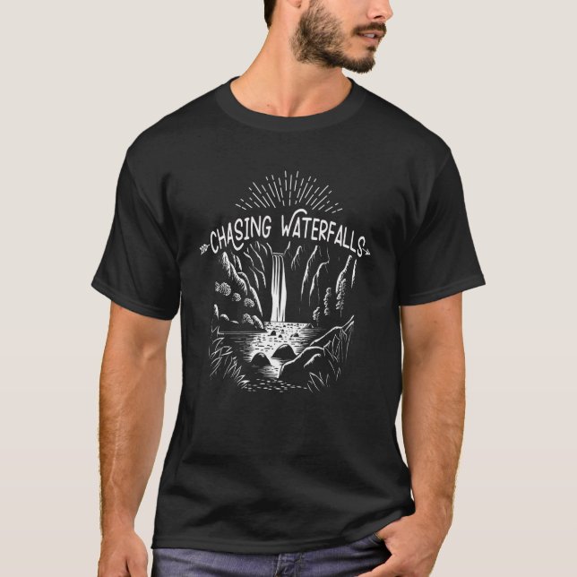 Camiseta Caminhando Percorrendo a Natureza dos Hikers de Ca (Frente)