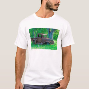 Camiseta Caminhão antigo enferrujado em um prado