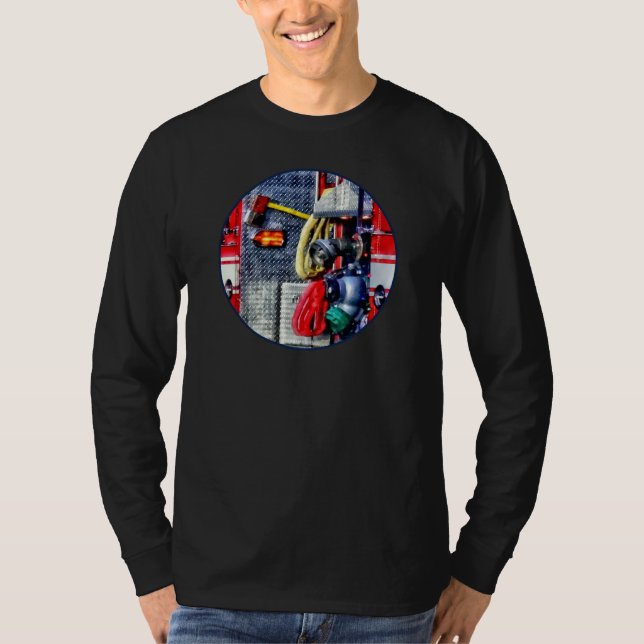 Camiseta Caminhão de bombeiros com mangueiras e machado (Frente)