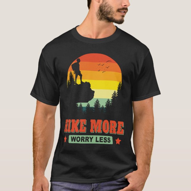 Camiseta Caminhe Mais Preocupada Com Menos Aventura Hiker D (Frente)