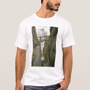 Camiseta Caminho e ponte pequena, montanha amarela,