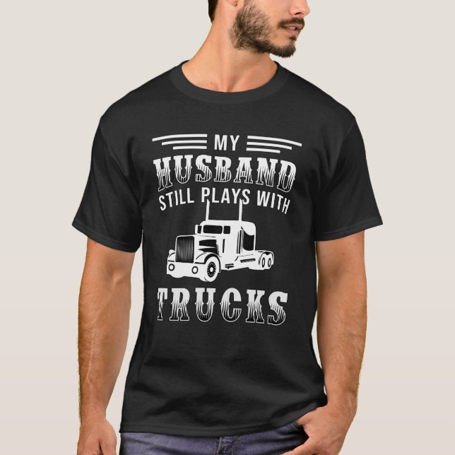 Camiseta Caminhoneiros Esposa Meu Marido Ainda Joga Com Cam (Frente)