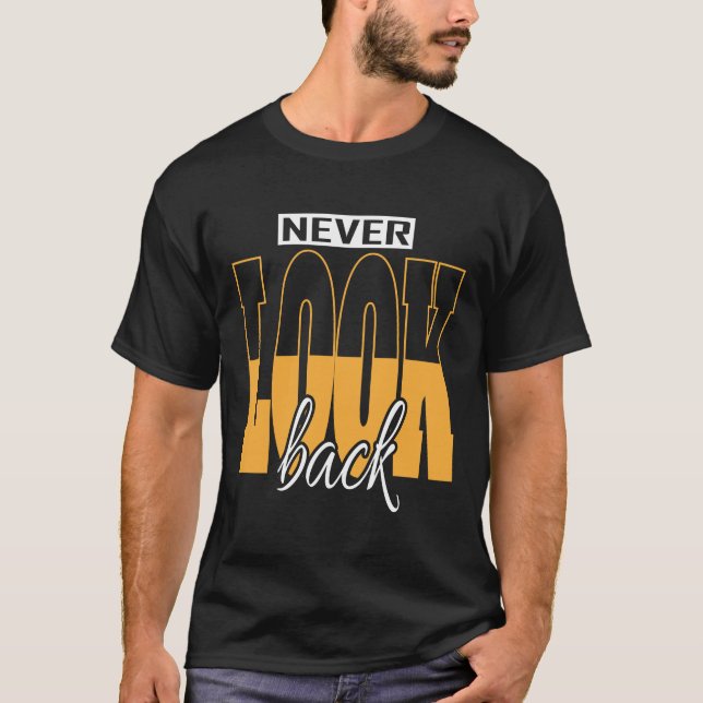 CAMISETA "CAMISA BÁSICA ESCURA 'NUNCA OLHE PARA TRÁS'" (Frente)