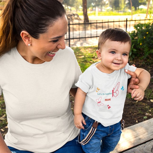 Camiseta Camisa-T da borboleta multicoloração (play with kids. It's the weekend. mom, let's have a real fashion show for my dolls.)