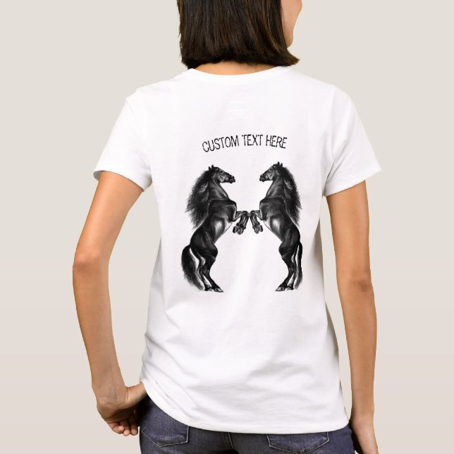 Camiseta Camisa-T de Cavalos Pretos-Vermelhos, com Texto Pe (Verso)