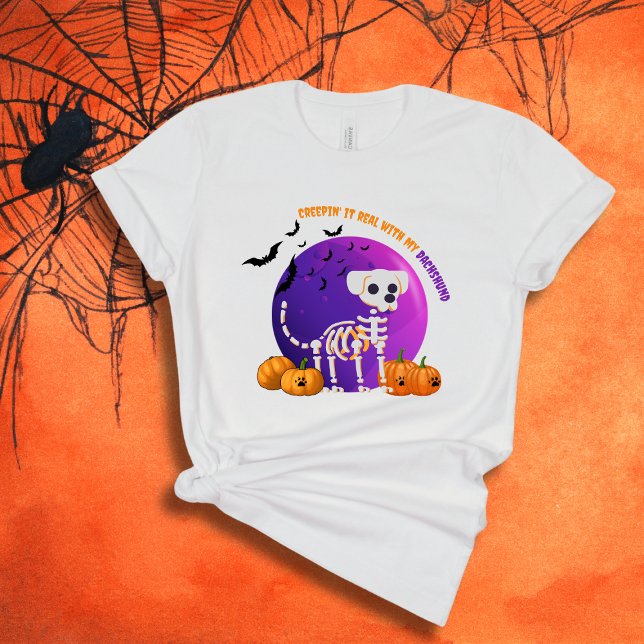 Camiseta Camisa-T de Lua Cheia de Dachshund Halloween (Spooky Halloween t-shirt with a dog skeleton, full moon, pumpkins, bats, and your favorite dog breed)