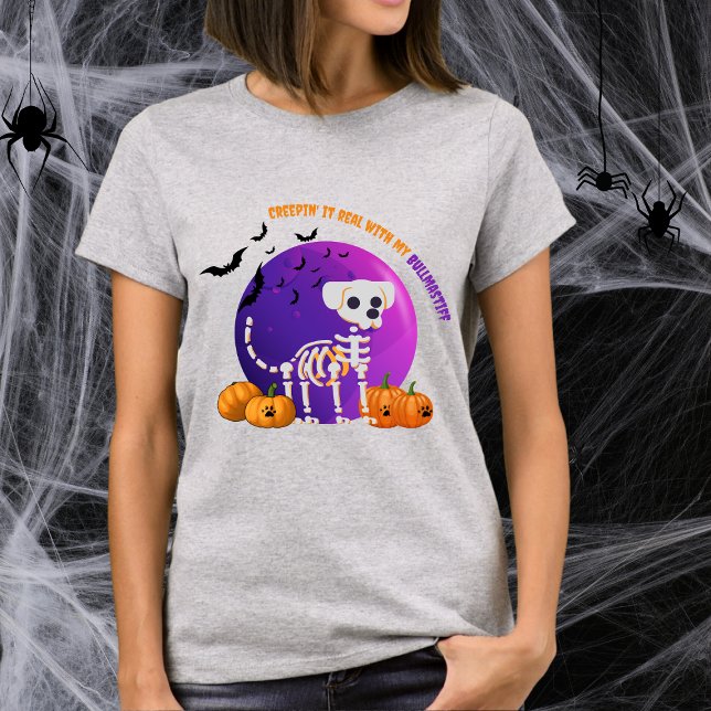 Camiseta Camisa-T de Lua Cheia do Halloween do Bullmastiff (Spooky Halloween t-shirt with a dog skeleton, full moon, pumpkins, bats, and your favorite dog breed)