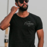 Camiseta Camisa-T de Na moda mínimo de solteiro<br><div class="desc">Mantenha o grupo organizado e olhando bem com essas camisetas de despedida de solteiro! Edite o nome na frente e o título na parte traseira. Este design apresenta fontes modernas masculinas que são perfeitas para qualquer destino de despedida de solteiro. Certifique-se de ter uma foto de grupo de todas as...</div>