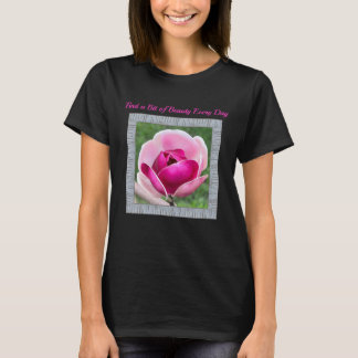 Camiseta Camisa-T feminina com magenta magolia