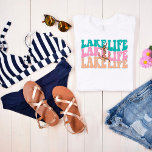 Camiseta Camisa-T feminina do Retro Lake Life<br><div class="desc">Design moderno e bonito para as mulheres que amam a vida do lago,  ou a noiva,  para festas ou destinos de bacherlorette. A vida no lago é repetida 3 vezes em cores diferentes e tem âncora com coração e corda.</div>