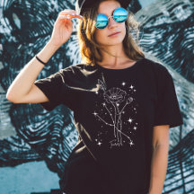 Camiseta-bota-bodique ilustrada, de cor negra, fem