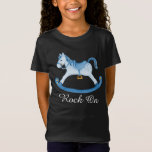 Camiseta Camiseta-de-arte pintada por um belo cavalo de bal<br><div class="desc">Pintor aquoso de um cavalo de balanço com palha e rabo em t-shirt azul. Lê Rock On. Item impresso de uma pintura de aquarela original por Sarah Trett.</div>