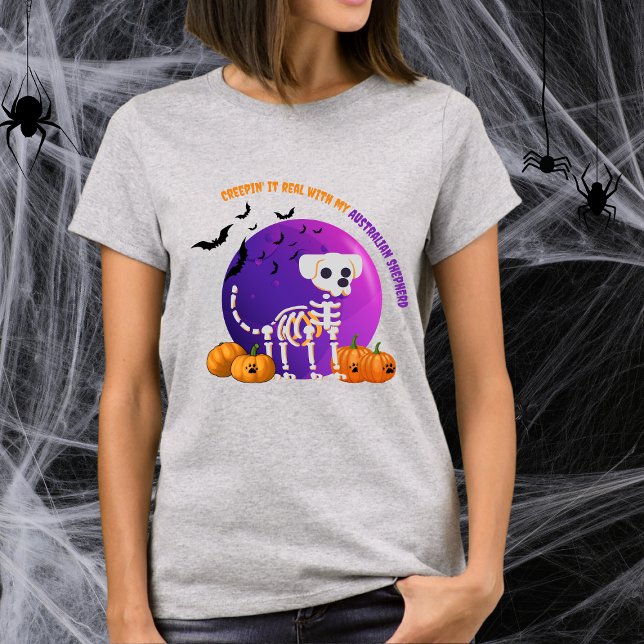 Camiseta Camiseta-T Assustadora Australiana do Halloween (Spooky Halloween t-shirt with a dog skeleton, full moon, pumpkins, bats, and your favorite dog breed)