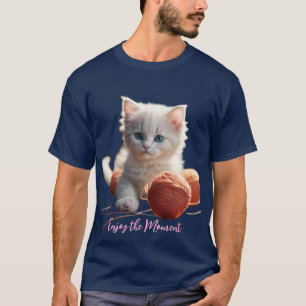 Camiseta CamisetaAproveite o Momento Gatinho Fofo Brincando