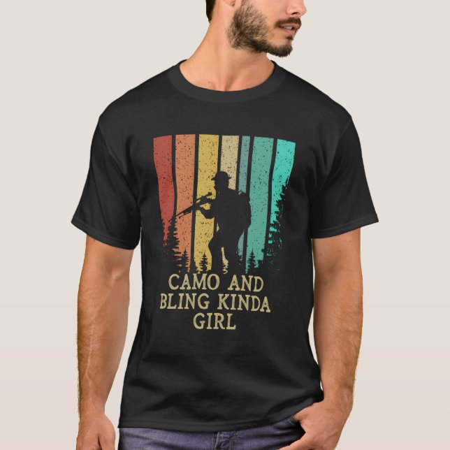 Camiseta Camo E Bling Caçando Uma Caça À Mulher Proprietári (Frente)