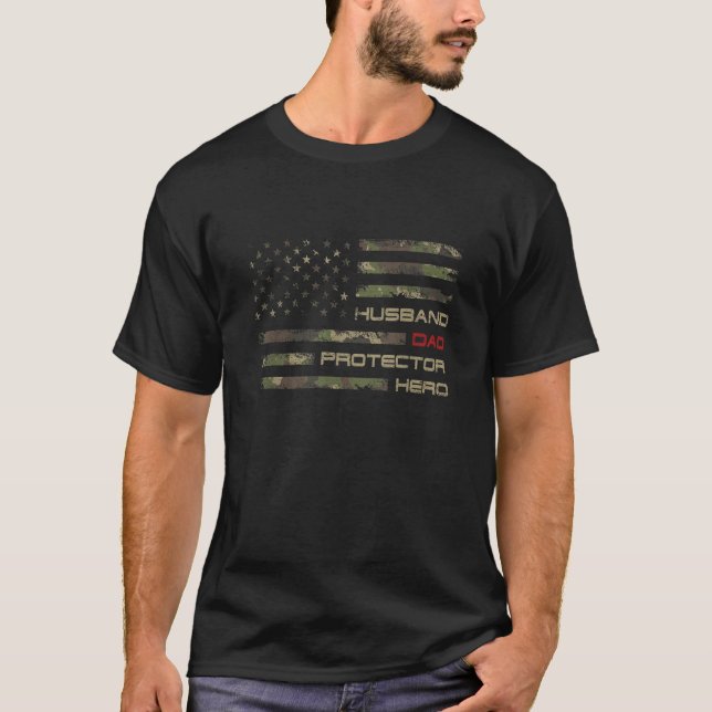 Camiseta Camouflage American Flag Husband Pai Protetor (Frente)