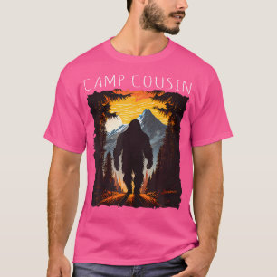 Camiseta Camp Cousin Bigfoot Andando Montanhas de Acampamen