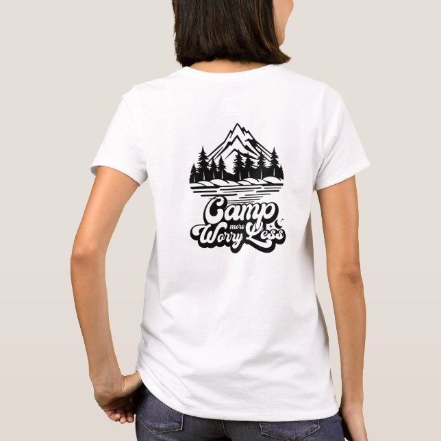 Camiseta Camp Mais Preocupada Menos Camisa-T (Verso)