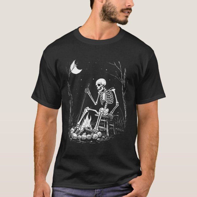 Camiseta Campanha Skeleton Bones Halloween Forest Campfire  (Frente)