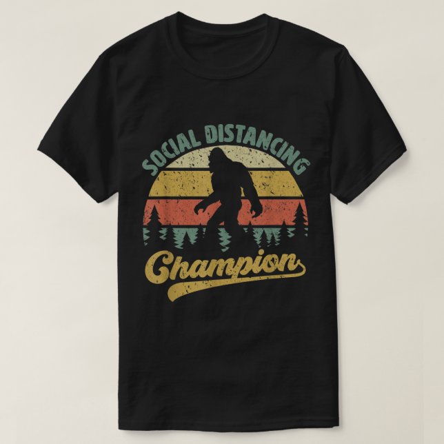 Camiseta Campeão de Distanciamento Social do Pé Grande Desi (Frente do Design)