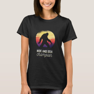 Camiseta Campeão de Esconde-Esconde do Pé Grande - Crente E
