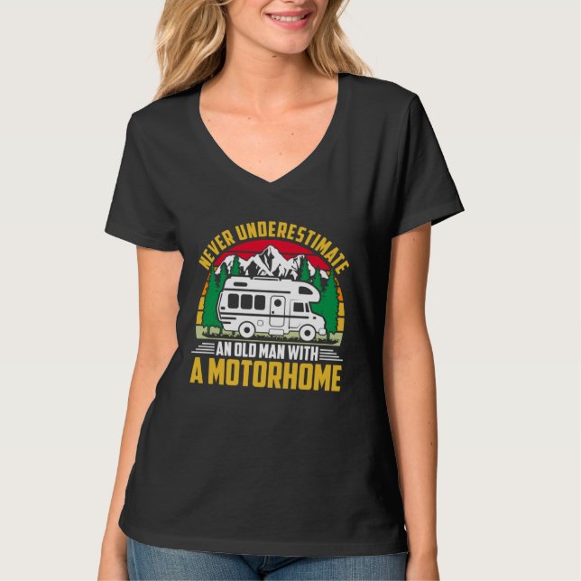 Camiseta Camper Never Underestimate A Man With A Motorhome  (Frente)