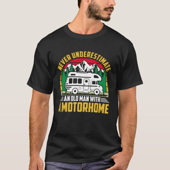 Camiseta Camper Never Underestimate A Man With A Motorhome  (Frente)