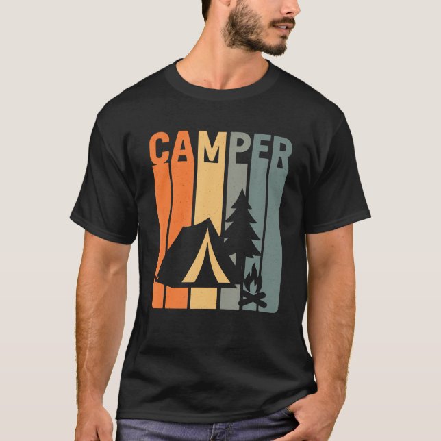 Camiseta Camper Retro Funny Camping Tent Fire Pine Tree Out (Frente)