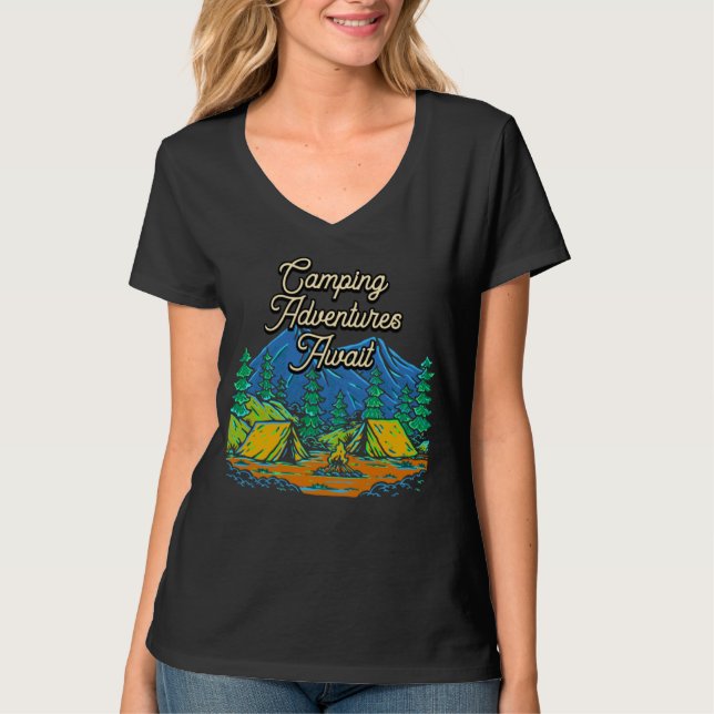 Camiseta Camping Adventures Await Camper Vacation Camp Trip (Frente)