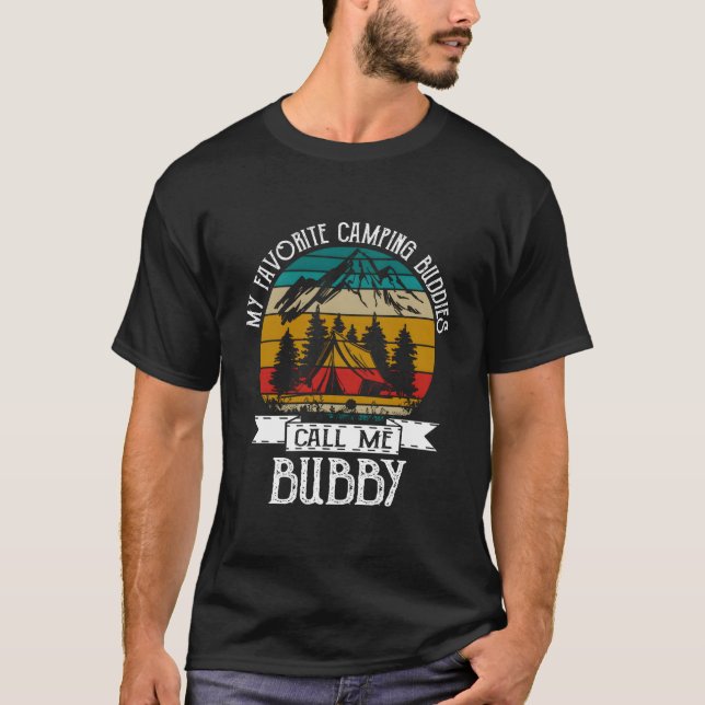Camiseta Camping Buddies Me Chame De Camping Bubby Camper (Frente)
