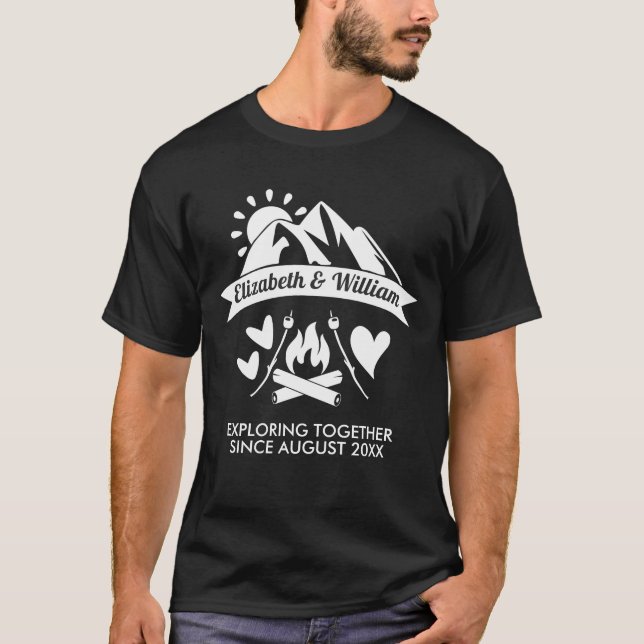 Camiseta Camping casal montanha fogueira explorando juntos (Frente)