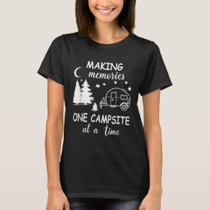 Camiseta Camping Divertido Criando Memórias Uma Área de Aca