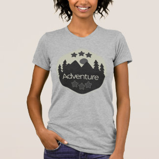 Camiseta Camping engraçado, aventura aguarda