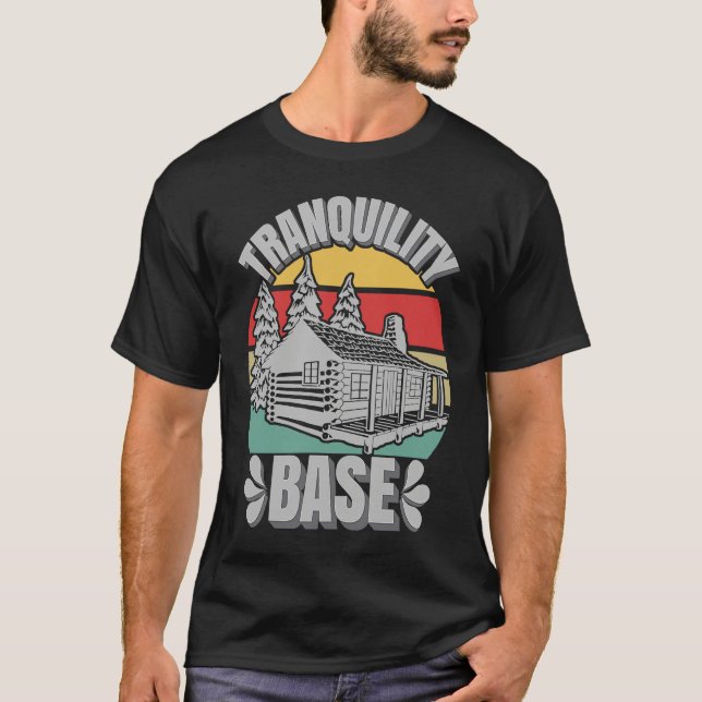 Camiseta Camping Log Cabin Tranquility Base Camper  Vacatio (Frente)
