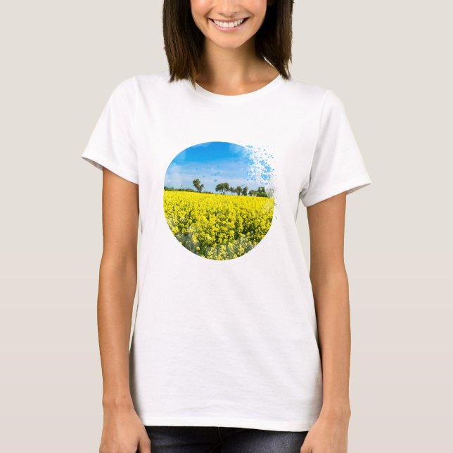 Camiseta Campo com flores amarelas e céu azul (Frente)
