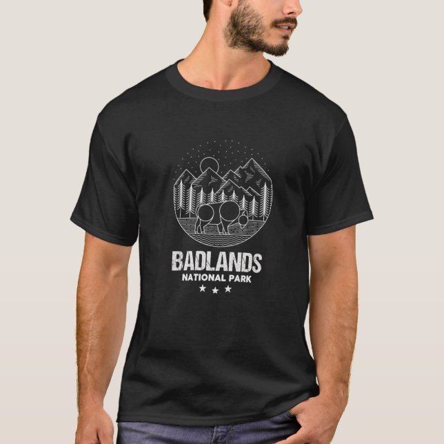 Camiseta Campo de caminhada nas árvores das montanhas em Ba (Frente)